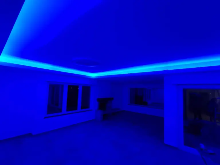 Plafond avec éclairage LED bleu