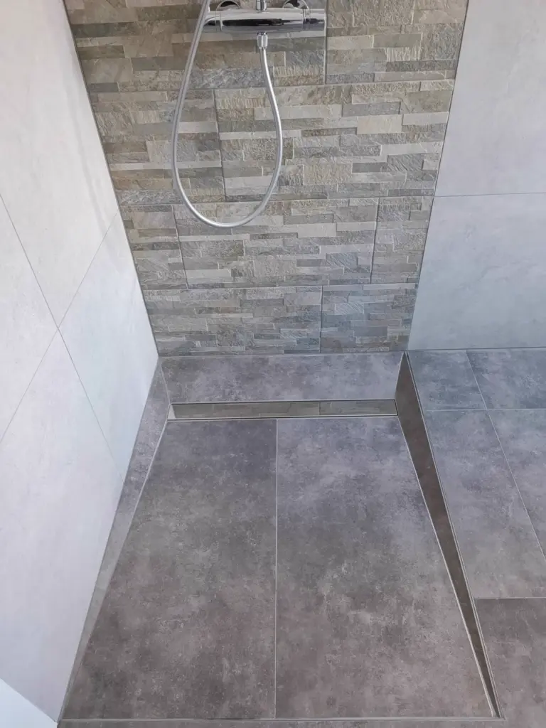 Douche à l'italienne carrelée en pierre
