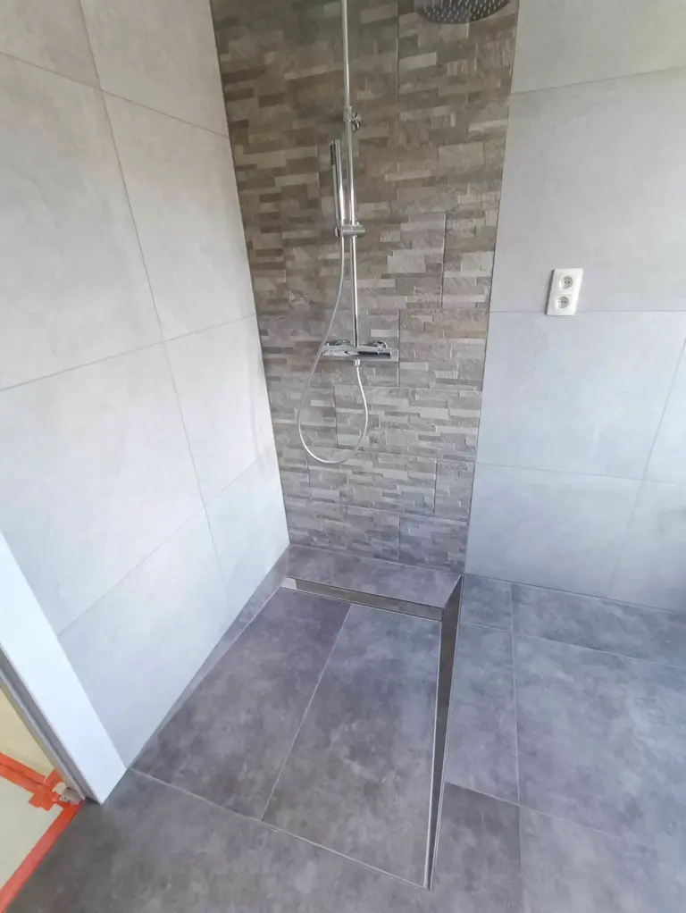 Douche à l'italienne avec parement en pierre