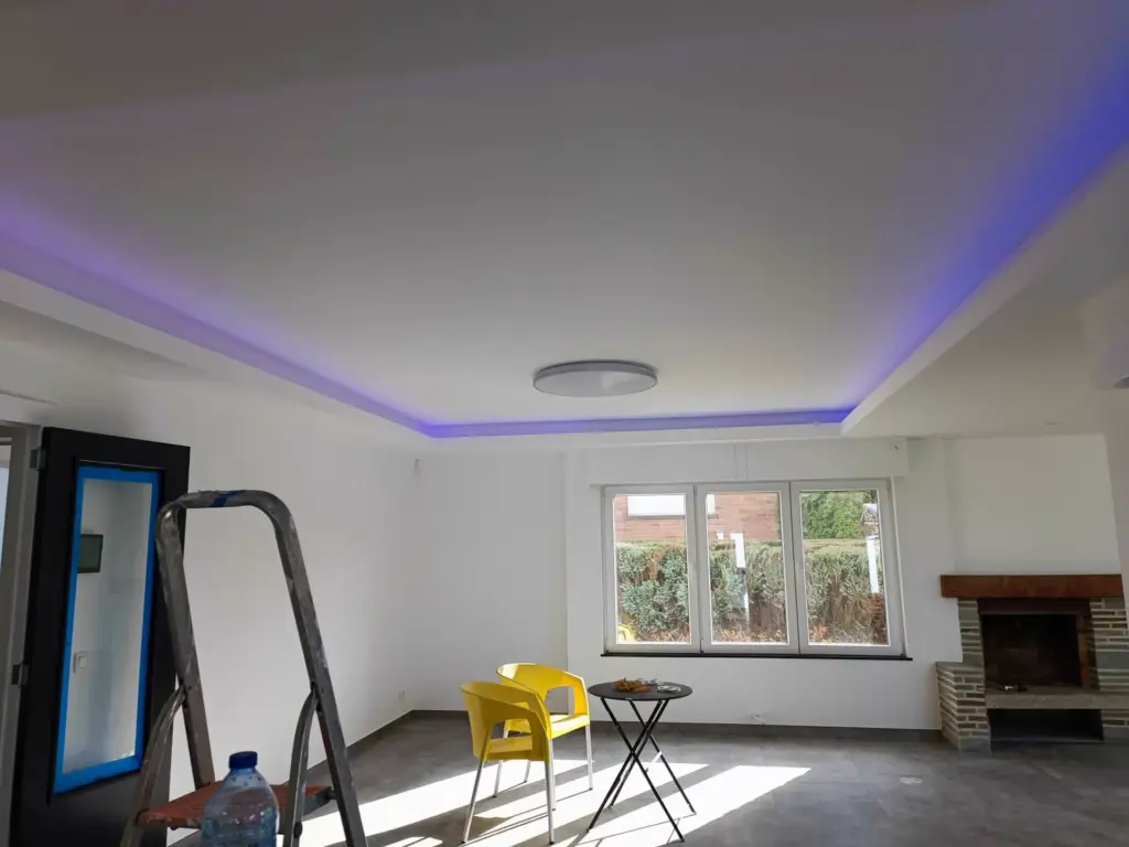 Faux plafond avec éclairage LED indirect dans un séjour