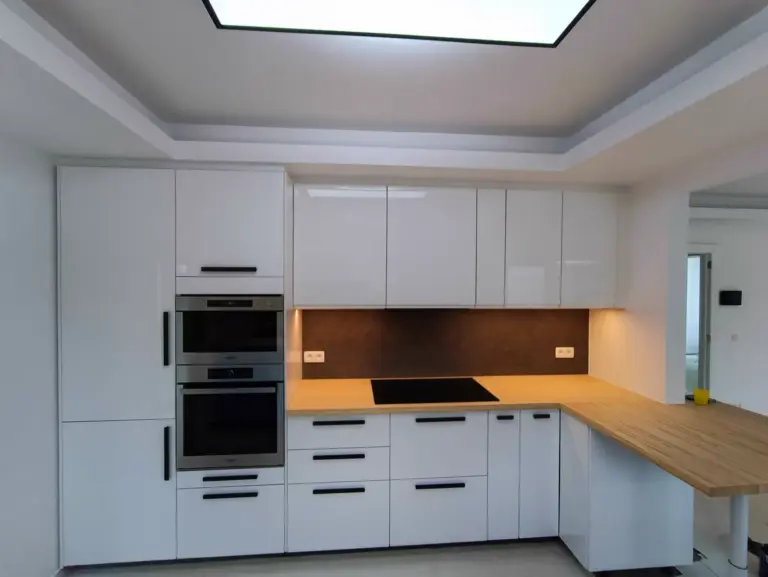 Montage de cuisine IKEA blanche avec fours encastrés et plan de travail en bois