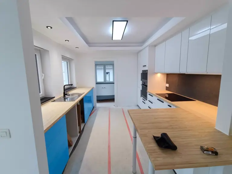 Montage de cuisine IKEA : pose des meubles et des plans de travail