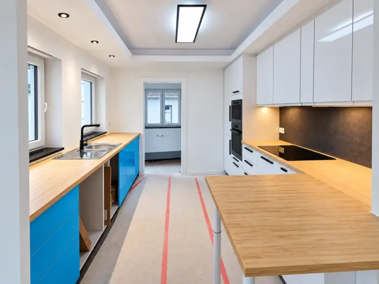 Montage de cuisine IKEA en cours : meubles bleus et plans de travail en bois