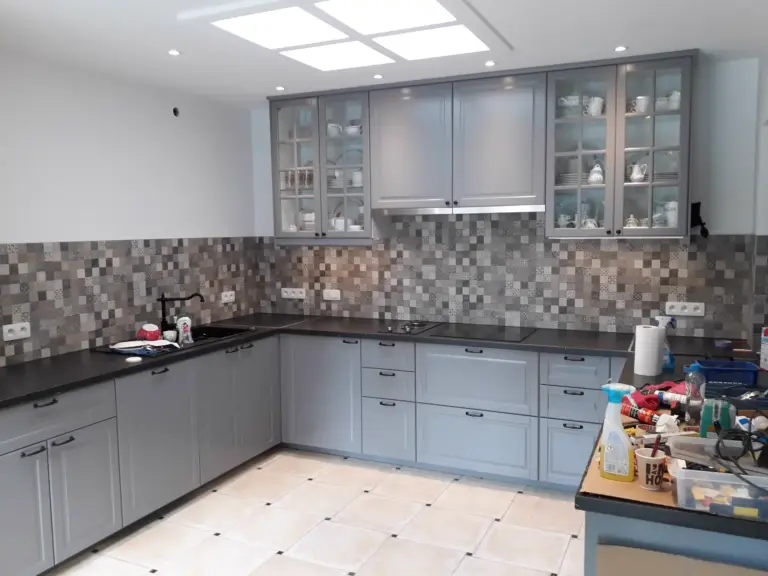 Montage de cuisine IKEA grise avec vitrines et crédence en mosaïque