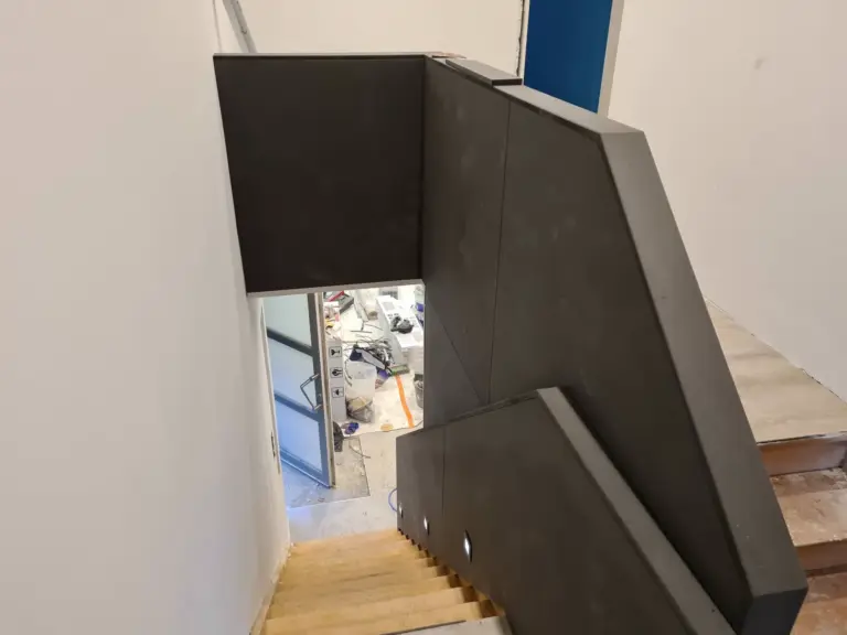 Cage d'escalier avec habillage mural sombre