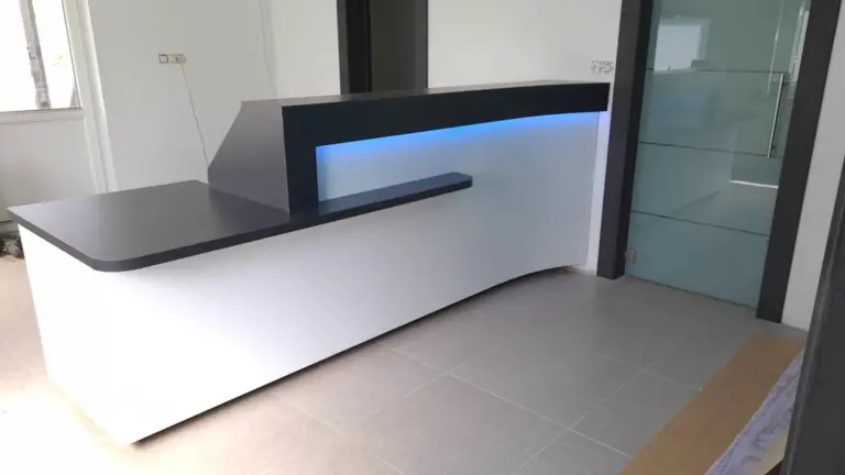 Comptoir d'accueil blanc avec éclairage LED bleu