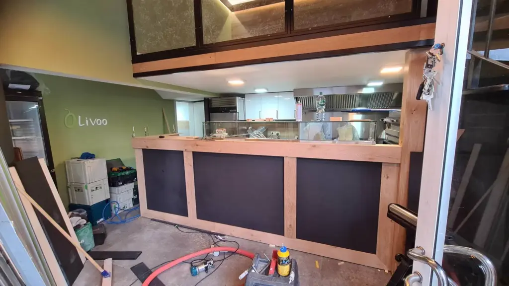 Comptoir de restaurant en bois en cours de montage