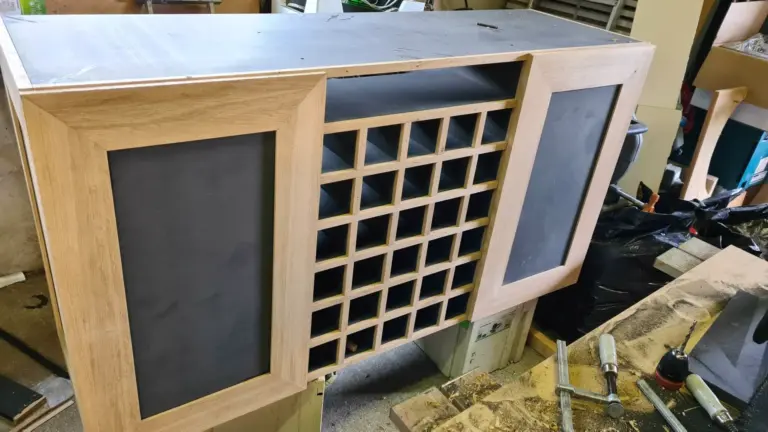 Meuble casier à bouteilles en bois en cours de fabrication