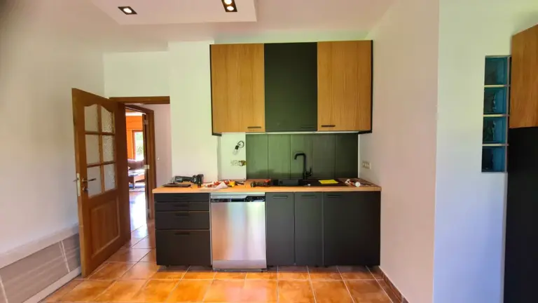 Montage de kitchenette IKEA vert foncé et chêne