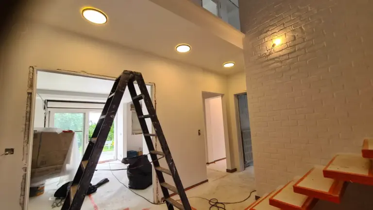 Hall avec plafond rénové et spots, en fin de chantier