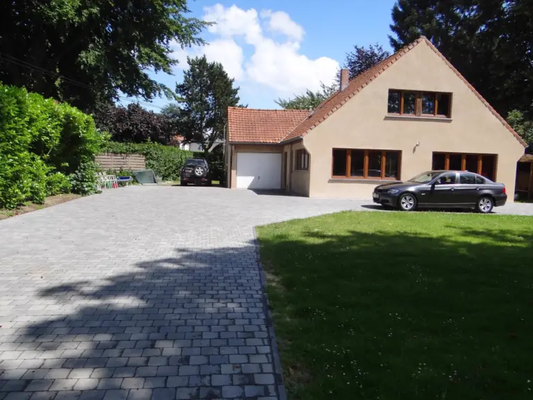 Allée en pavés devant une maison