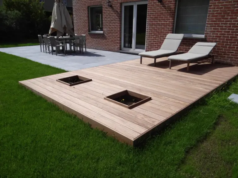 Terrasse en bois avec trappes d'accès