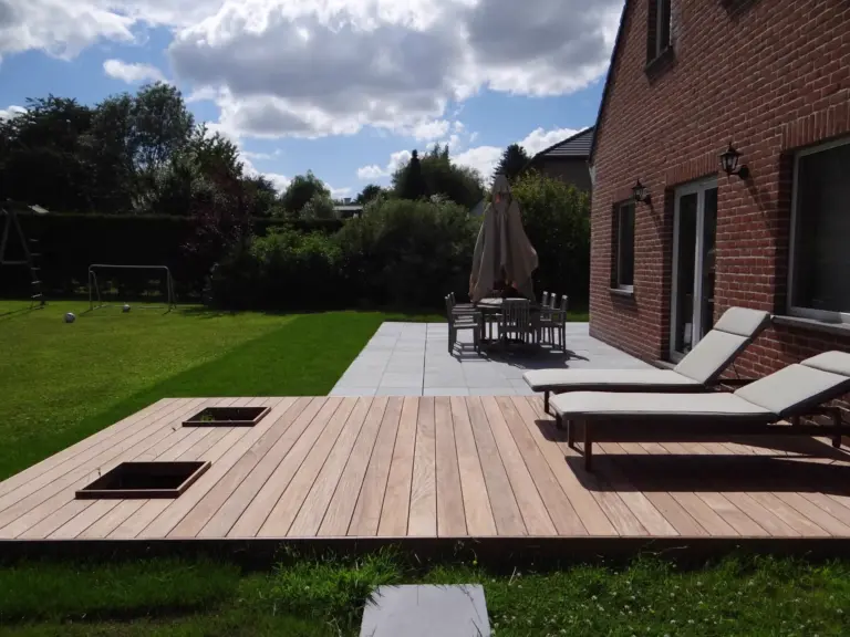 Terrasse en bois dans un jardin