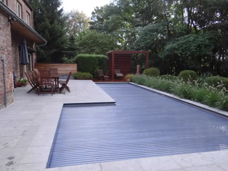 Terrasse et piscine avec volet roulant fermé