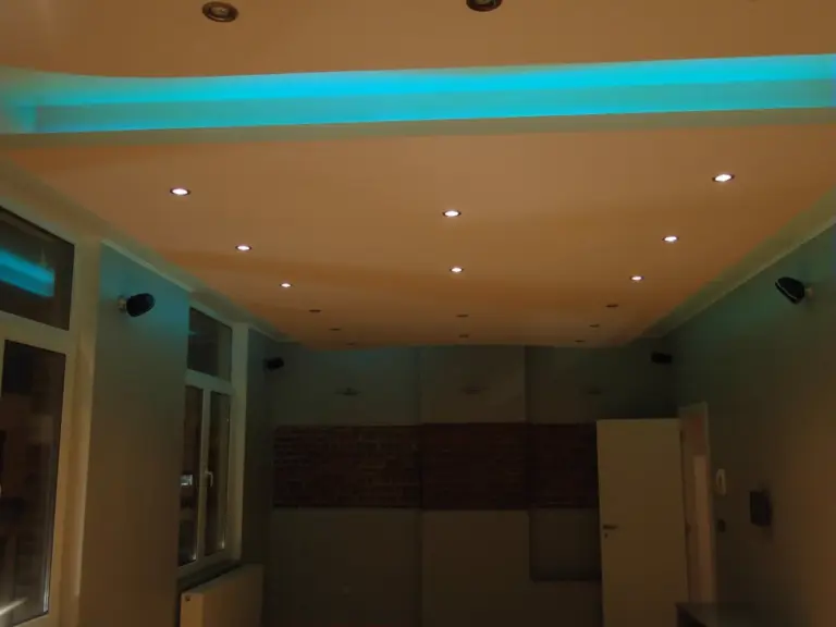 Plafond avec spots encastrés et éclairage LED turquoise