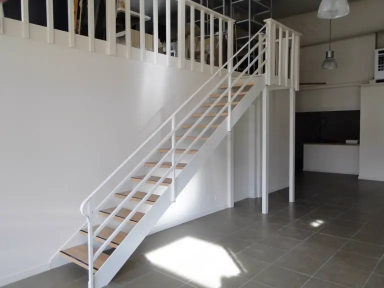 Escalier métallique blanc avec marches en bois