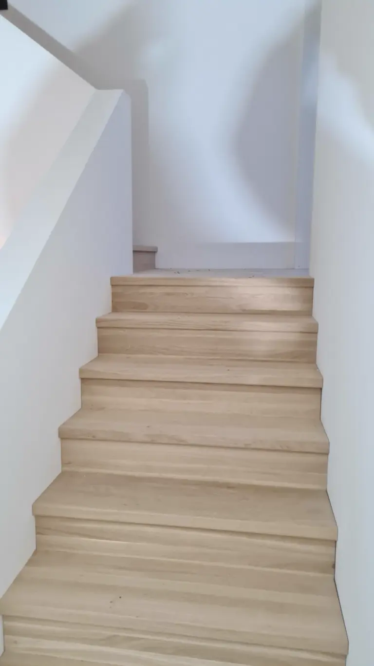 Habillage en chêne d'un escalier en béton