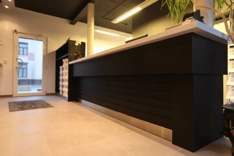 Comptoir noir avec plan en bois dans un commerce