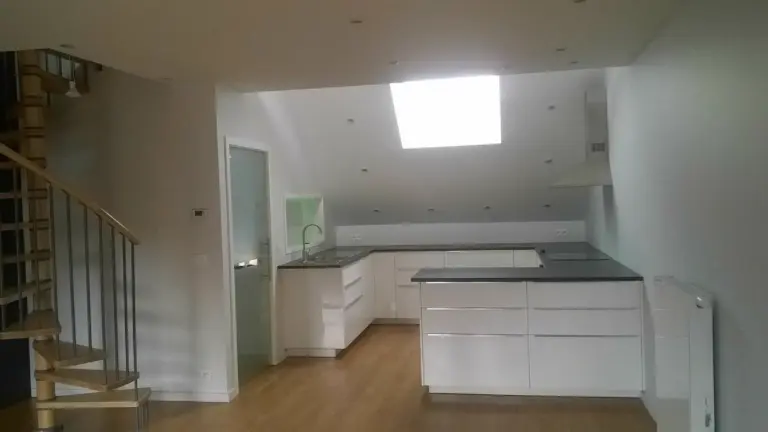 Montage de cuisine IKEA blanche avec îlot et puits de lumière