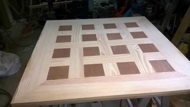 Panneau décoratif en bois à motif quadrillé