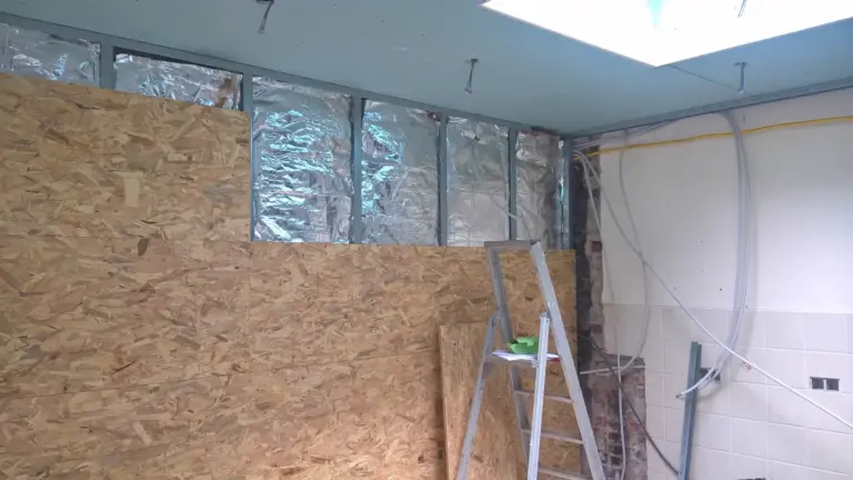 Véranda en cours d'isolation avec panneaux OSB