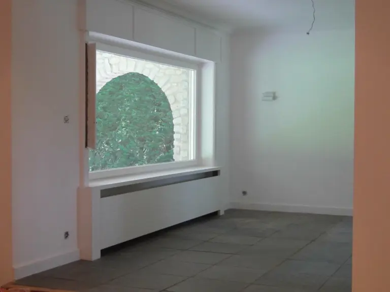 Cache-radiateur sur mesure sous une fenêtre