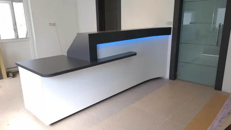 Comptoir d'accueil en MDF laqué avec éclairage LED