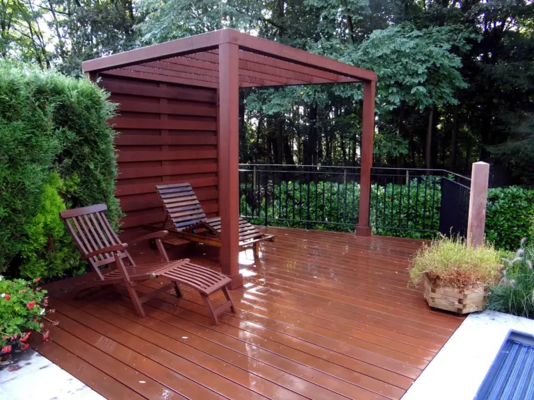 Pergola en bois exotique sur une terrasse