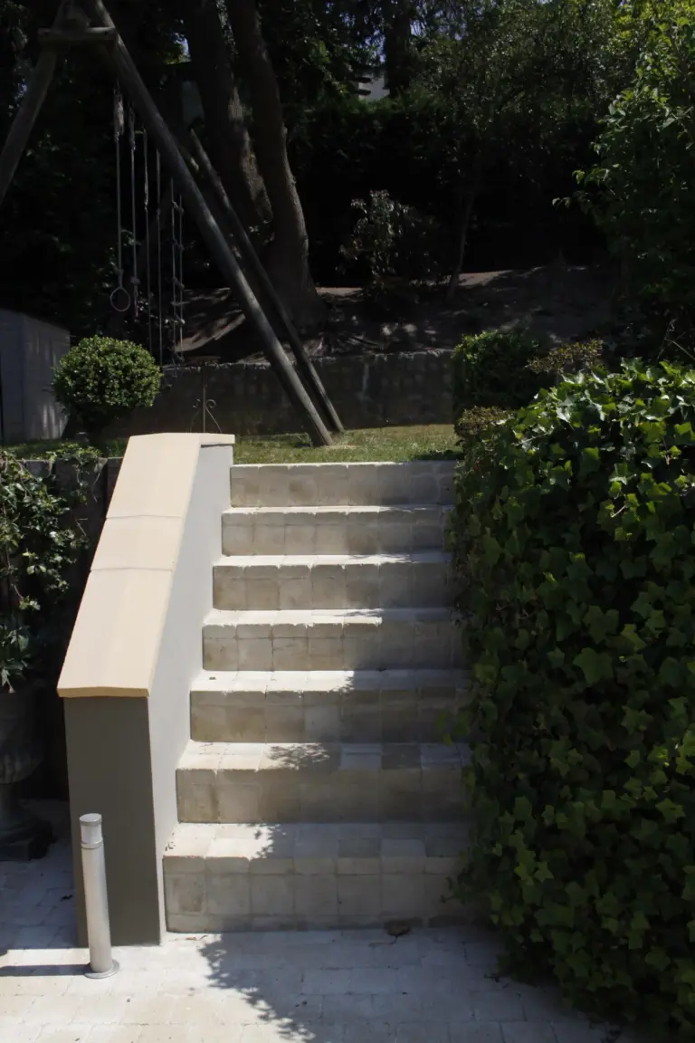 Escalier extérieur en blocs de béton
