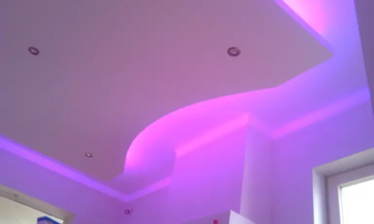 Faux plafond décoratif avec éclairage LED rose