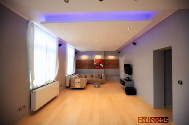 Séjour rénové avec parquet, faux plafond et éclairage LED