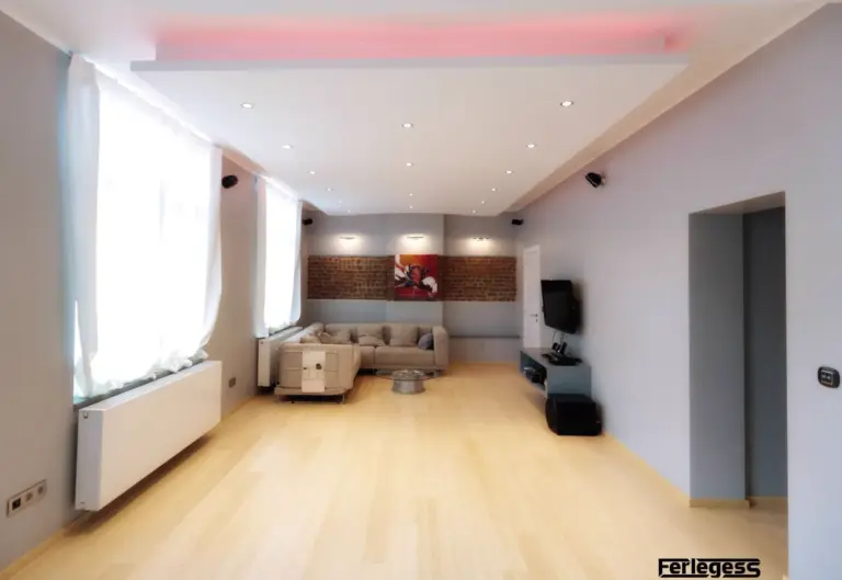 Séjour rénové avec parquet clair et éclairage indirect