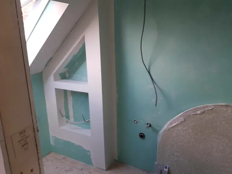 Cloisons en plaques de plâtre hydrofuges dans une salle de bains en chantier