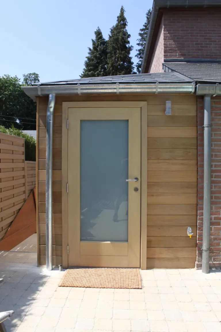 Local technique de piscine en bois