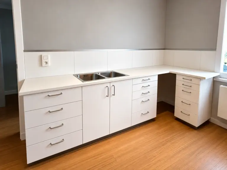 Montage de cuisine IKEA blanche avec évier double et plan de travail en angle