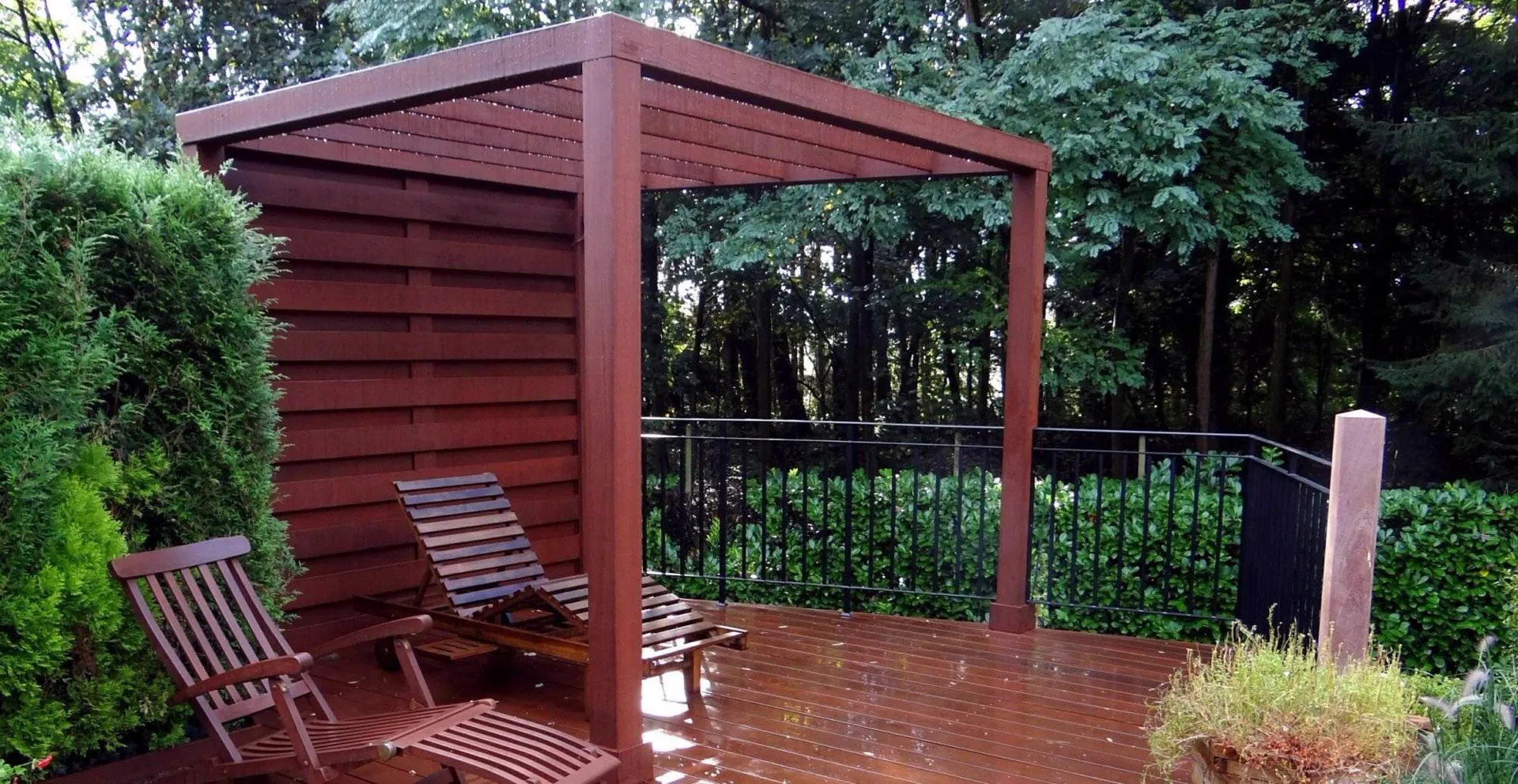 Pergola en bois exotique réalisée sur une terrasse