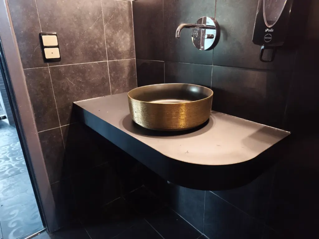 Tablette de lavabo sur mesure avec vasque dorée