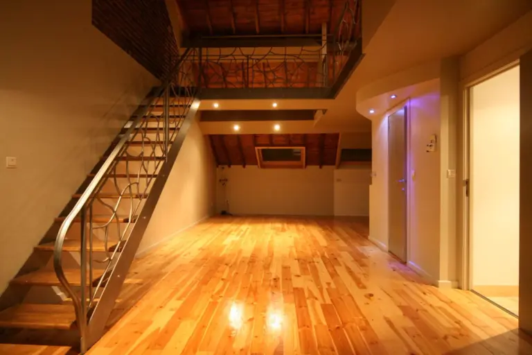 Grenier rénové avec parquet et escalier métallique