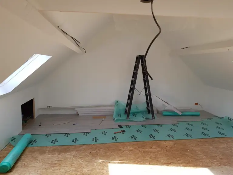 Grenier en cours de rénovation : isolation du sol