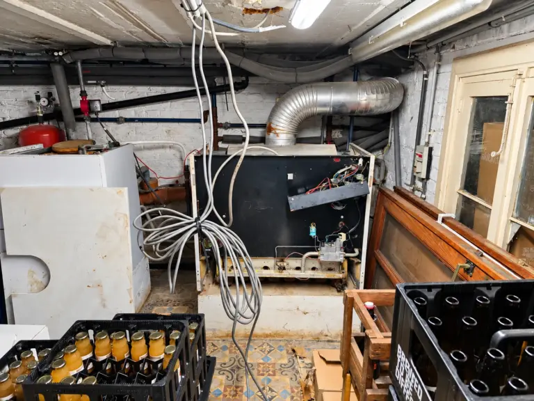 Avant : ancienne chaudière au gaz et chaufferie encombrée, Braine-l'Alleud