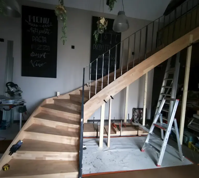 Escalier en hêtre avec garde-corps en acier dans un restaurant italien à Braine-l'Alleud, pendant les travaux