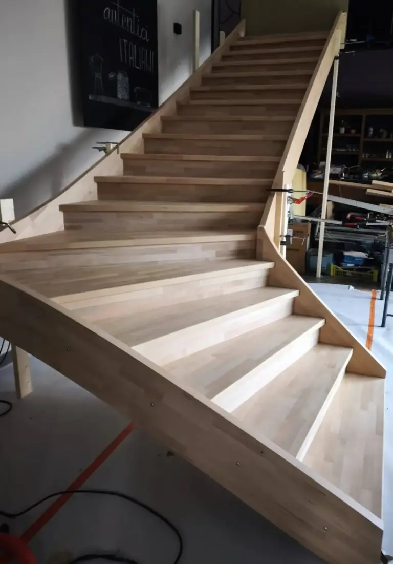 Escalier tournant sur mesure en hêtre massif fabriqué pour un restaurant à Braine-l'Alleud