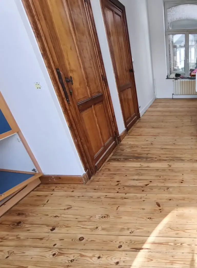 Ancien plancher en pin poncé dans une cuisine à Nivelles, avant vitrification